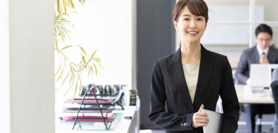 パソコンを持つ女性